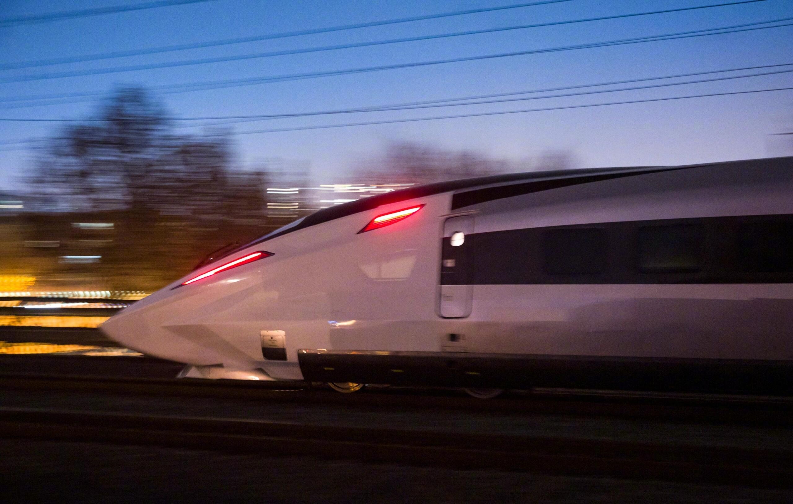 CR450复兴号原型车露面：车头极其科幻 极速450km/h - 科技与交通 - 铁路  (https://www.qianyan.tech/) 头条 第3张