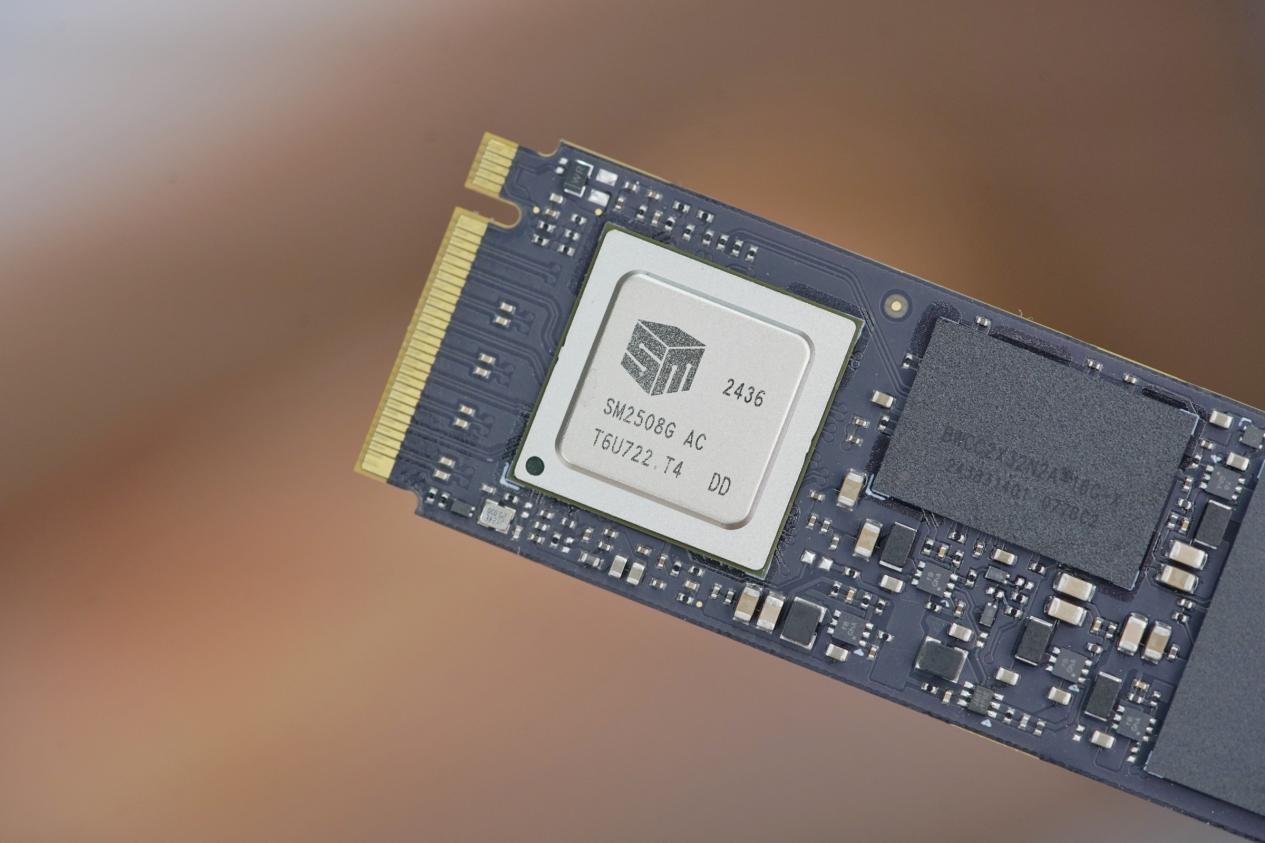 长江存储致态TiPro9000 2TB SSD图赏 速度逼近PCIe 5.0极限 - 硬件  (https://www.qianyan.tech/) 头条 第12张