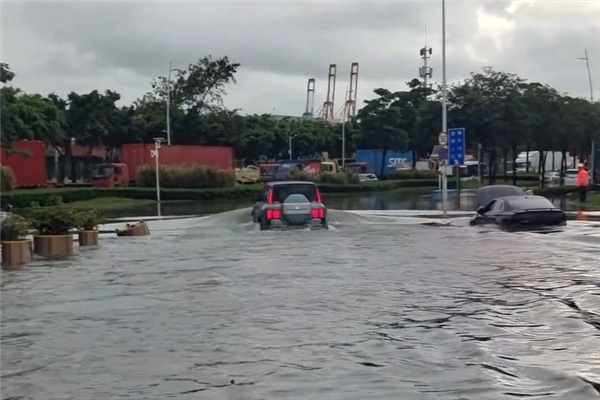 暴雨后城市内涝，仰望U8涉水如飞，围观群众齐声赞。 (https://www.qianyan.tech/) IC硬件 第1张