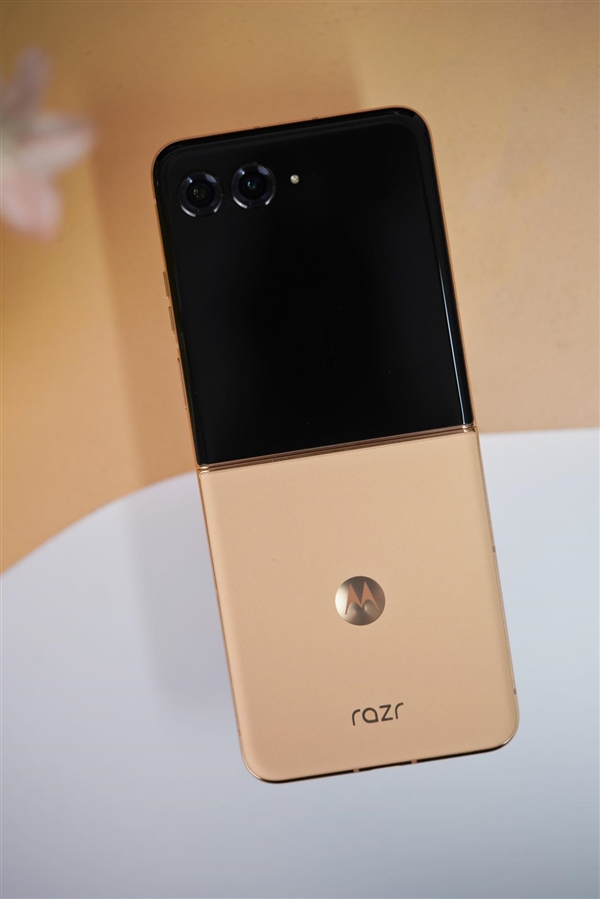 moto razr 50 Ultra，4英寸无界外屏，小折叠设计，惊艳图赏。 (https://www.qianyan.tech/) IC硬件 第7张