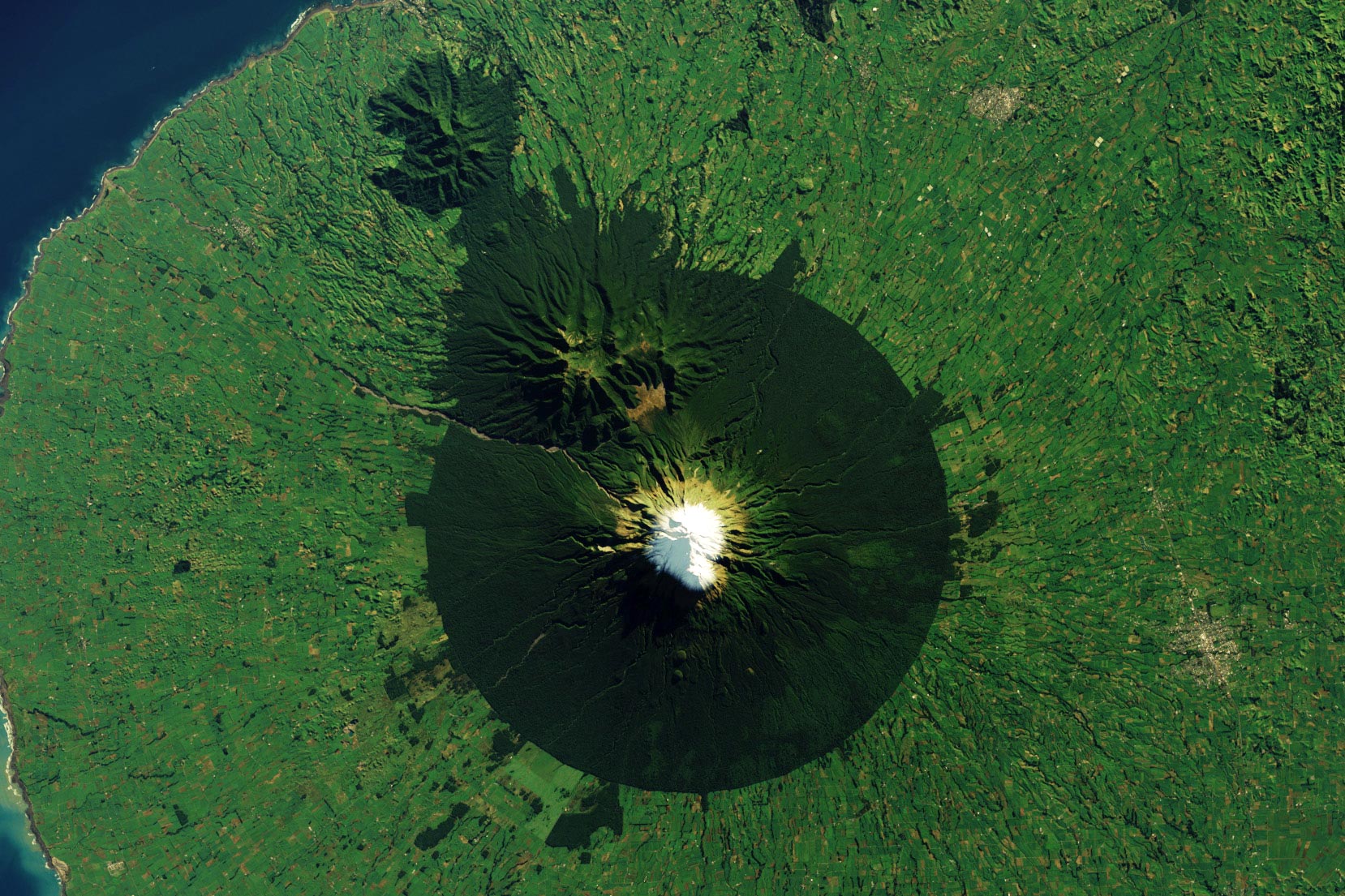 神秘与庄严：Landsat 8卫星带你探索塔拉纳基的标志性火山森林   (https://www.qianyan.tech/) 科学 第1张