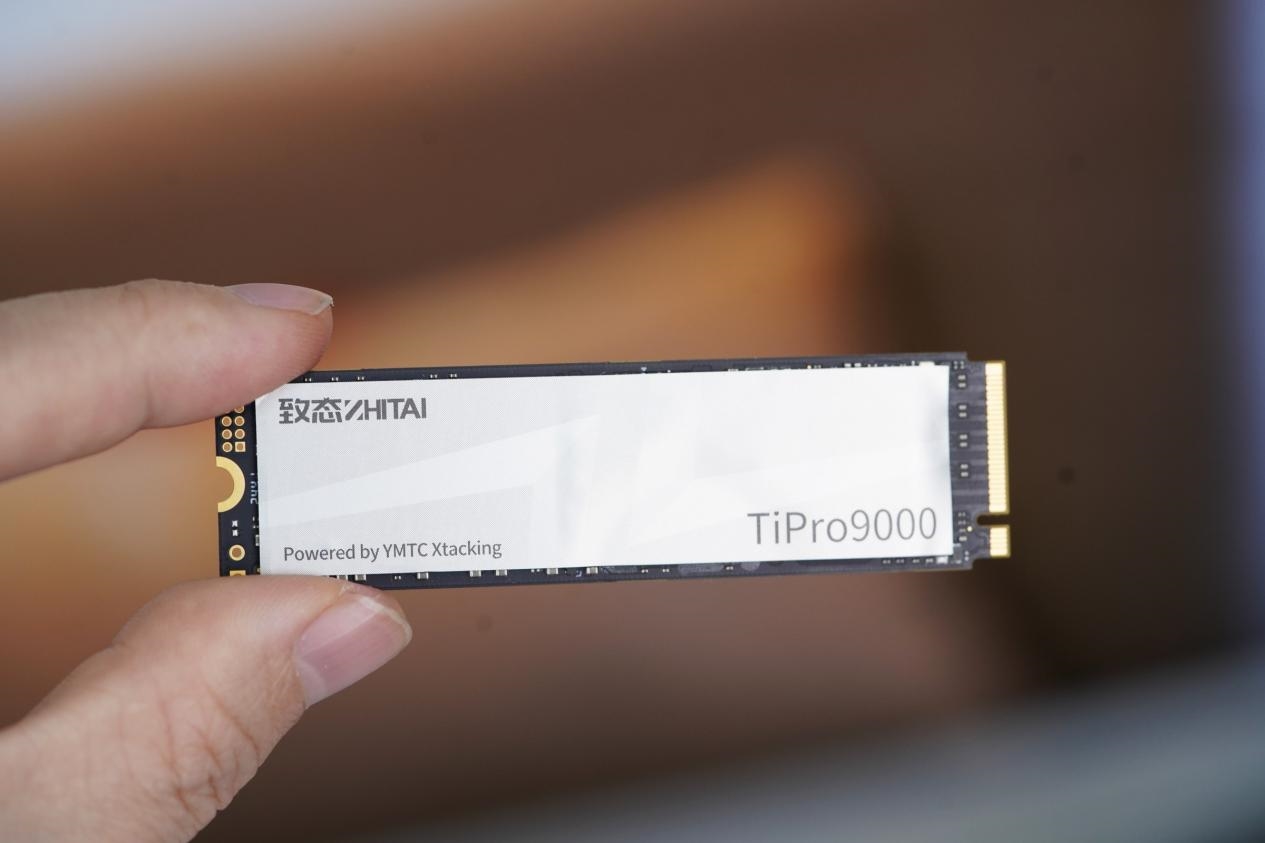 长江存储致态TiPro9000 2TB SSD图赏 速度逼近PCIe 5.0极限 - 硬件  (https://www.qianyan.tech/) 头条 第1张